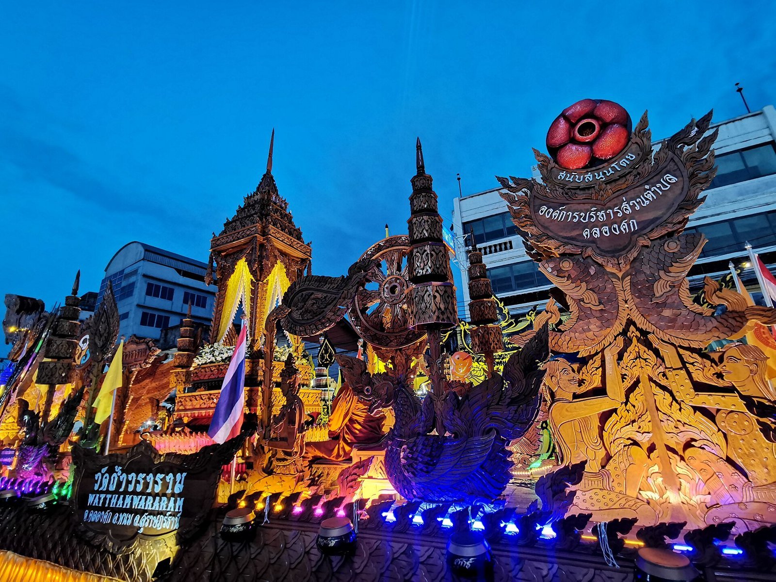 Versierde Chak Phra-praalwagens in Surat Thani (foto: OraMAAG, CC BY-SA 4.0, Wikimedia Commons)