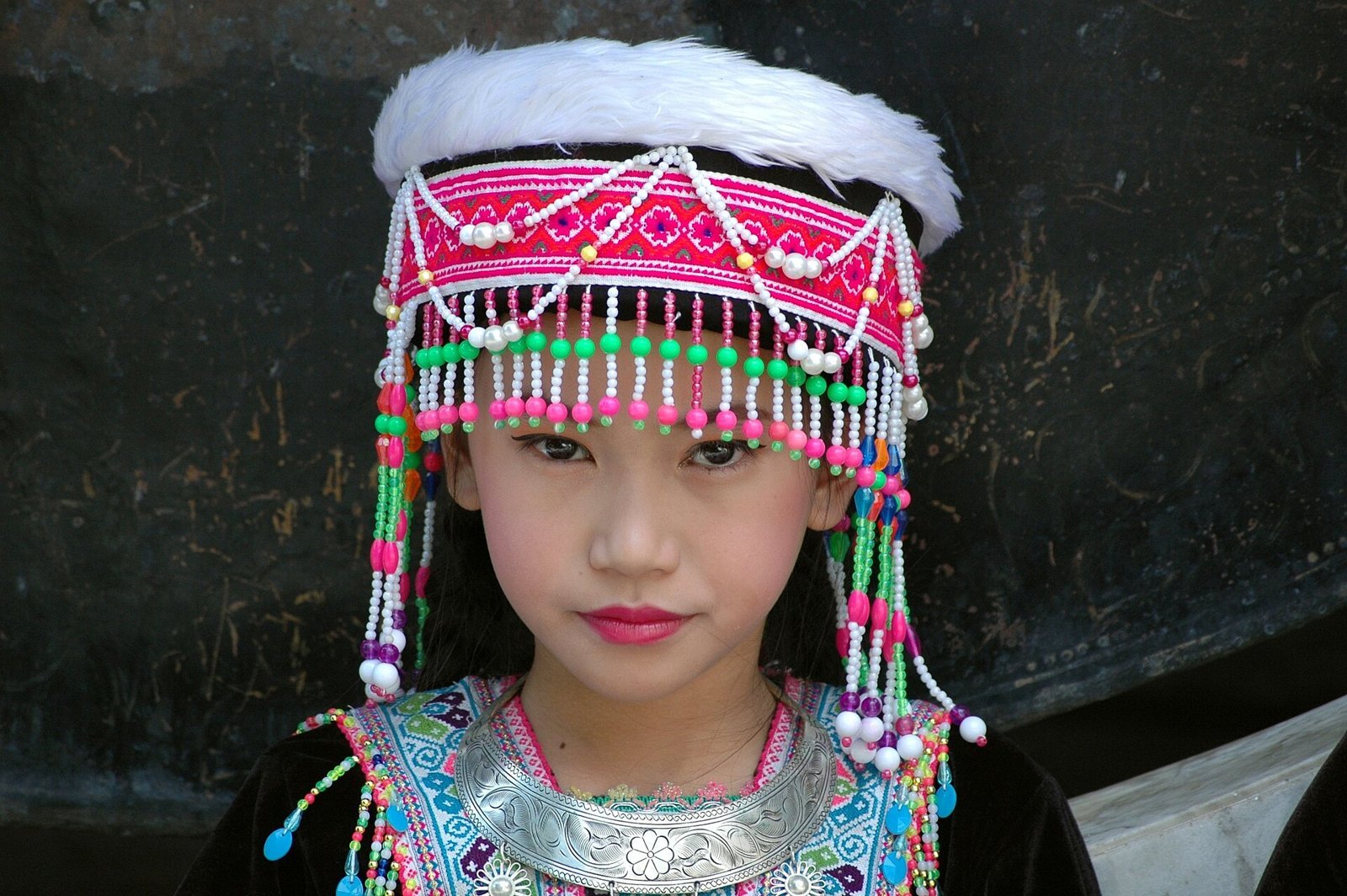 Hmong-meisje in traditionele kleding en hoofdtooi (foto: Fitschen from Pixabay, CC0, Wikimedia Commons)