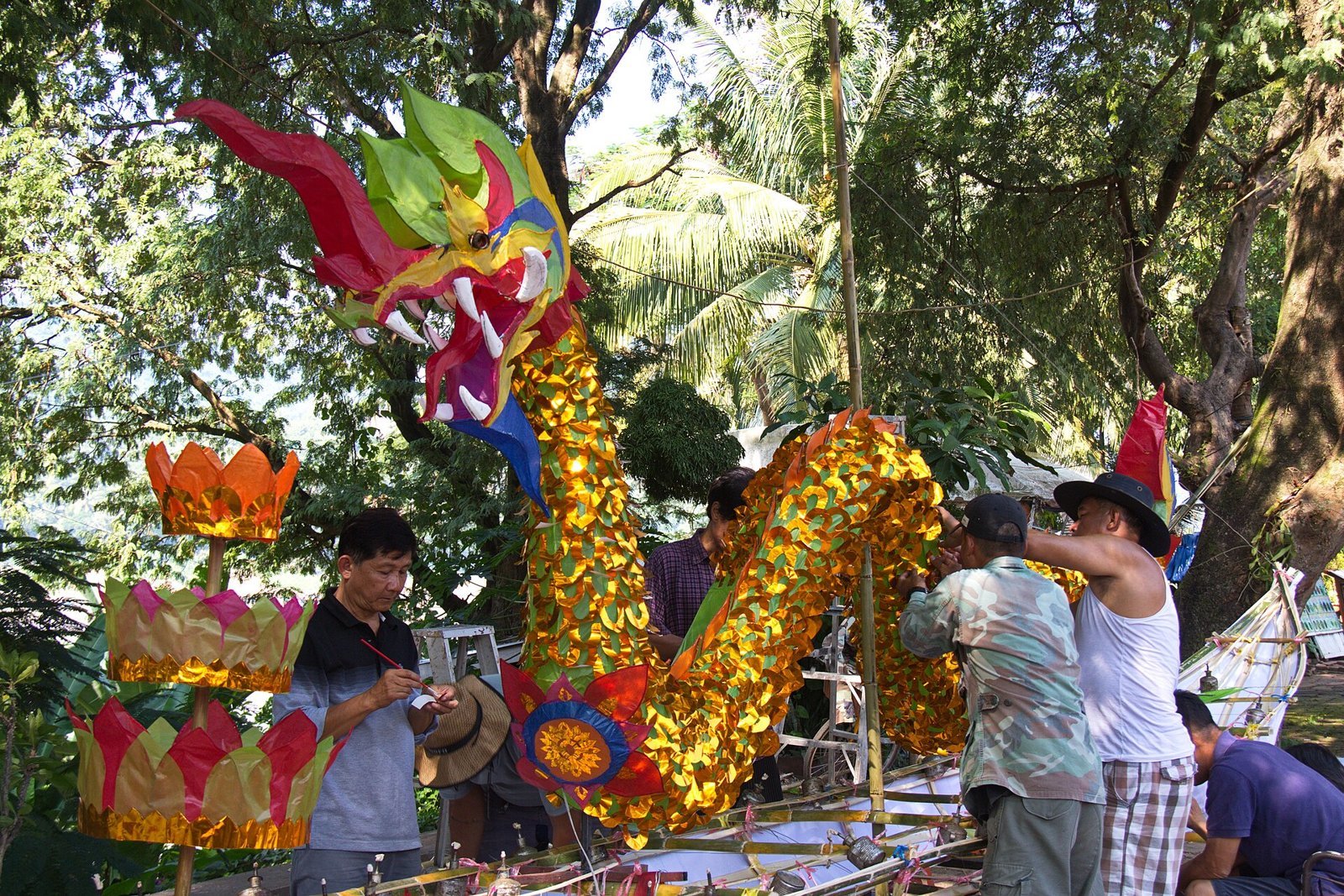 Voorbereiding van Ok Phansa: versierde naga-figuur voor het festival (foto: ASITRAC, CC BY-SA 4.0, Wikimedia Commons)