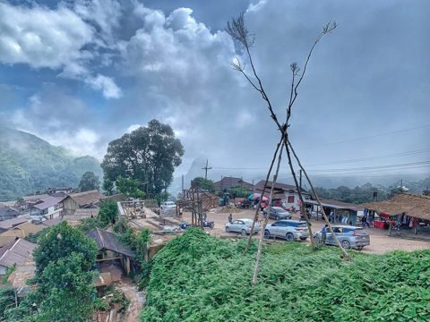 Traditionele schommel in het Akha-dorp Pha Hee