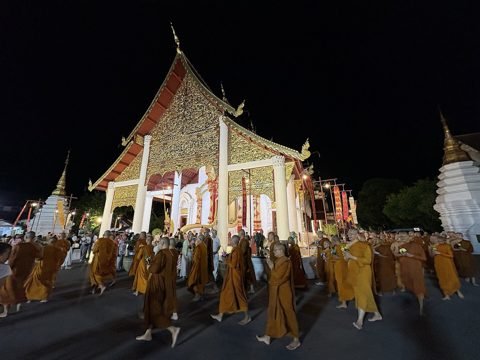 Asalha Bucha 2026 bij Wat Chedi Luang in Chiang Mai: monniken tijdens de avondceremonie