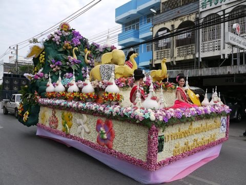 Bloemenwagen in de optocht van het Chiang Mai Flower Festival