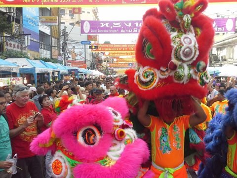 Leeuwendans tijdens Chinees nieuwjaar in Yaowarat, Bangkok