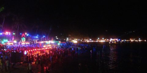 Volle maanfeest op het strand van Haad Rin, Koh Phangan