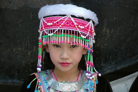 Hmong-meisje in traditionele kleding en hoofdtooi