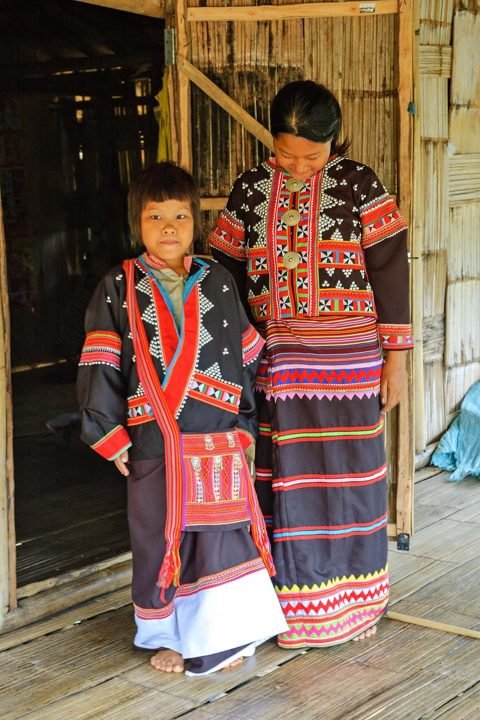 Lisu-meisjes in traditionele kleding in Tha Ton