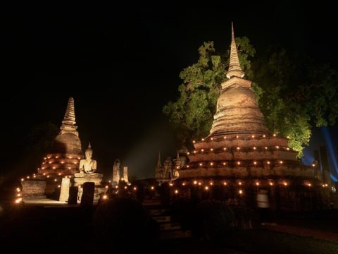 Loy Krathong in het historisch park van Sukhothai: verlichte chedi’s in de nacht