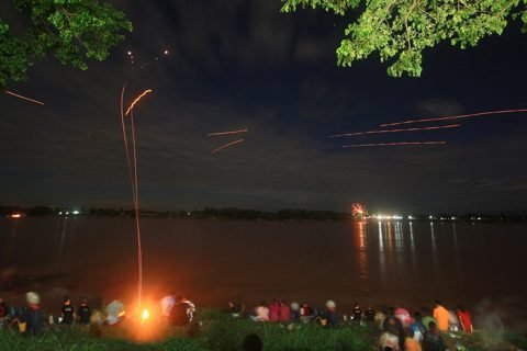Naga-vuurbal stijgt op uit de Mekong bij Nong Khai