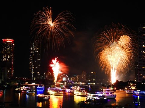 Vuurwerk boven de Chao Phraya-rivier in Bangkok rond nieuwjaar