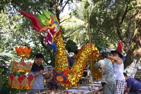 Voorbereiding van Ok Phansa: versierde naga-figuur voor het festival
