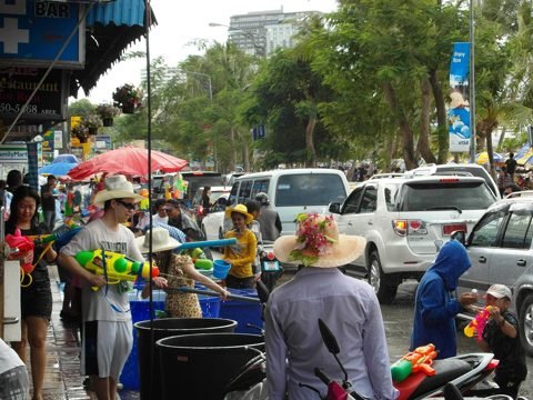 Waterpistolen en nieuwjaarsvreugde in een straat van Pattaya