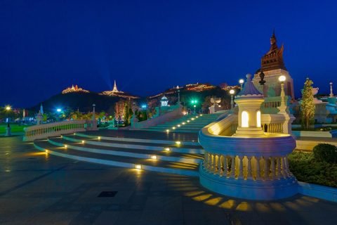 Phra Nakhon Khiri (Khao Wang) in Phetchaburi bij schemering