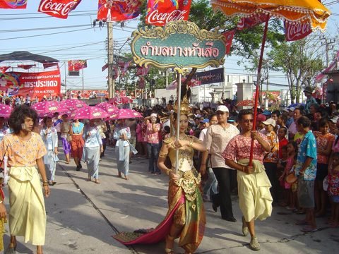 Mon-Songkran in Phra Pradaeng: dansers en versierde stokken in de optocht