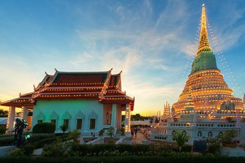 Phra Samut Chedi bij zonsondergang in Samut Prakan
