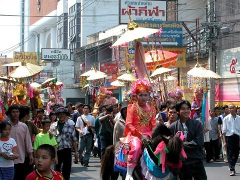 Poy Sang Long-optocht in Chiang Mai: jonge novicen onder parasols