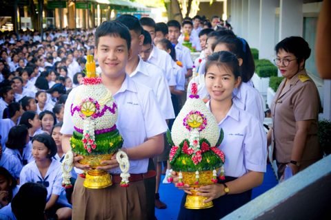 Leerlingen met bloemenoffers (phan wai khru) op Wai Khru-dag