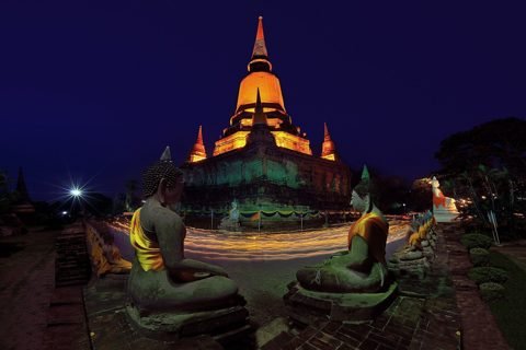 Visakha Bucha: kaarsenprocessie rond de stoepa van Wat Yai Chaimongkhon in Ayutthaya