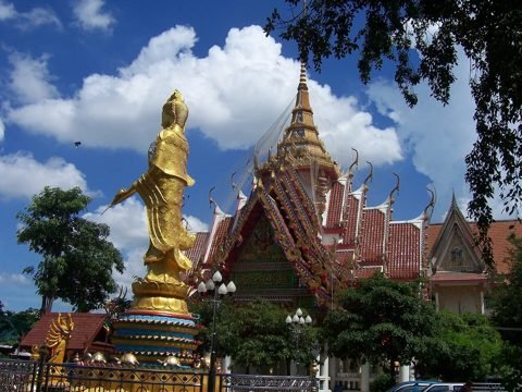 Wat Bang Phra in Nakhon Pathom met gouden staande Boeddha